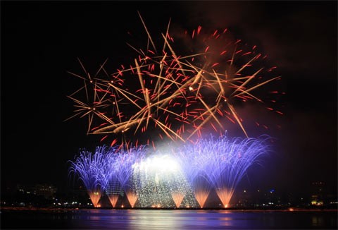 A scene at the Danang International Firework 2009 (Filed photo)